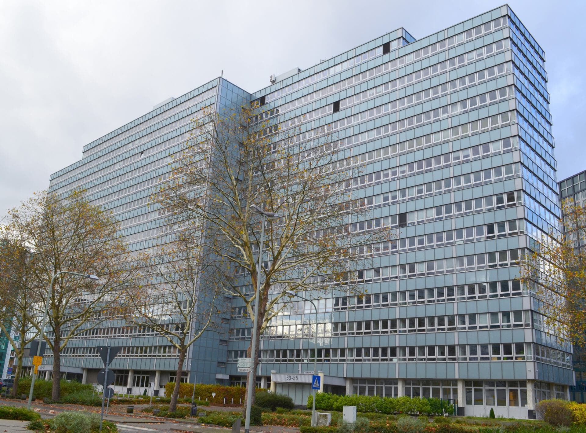 Außenansicht des Dienstgebäudes des Bundesamts für Wirtschaft und Ausfuhrkontrolle an der Frankfurter Straße 29-35 in Eschborn.
