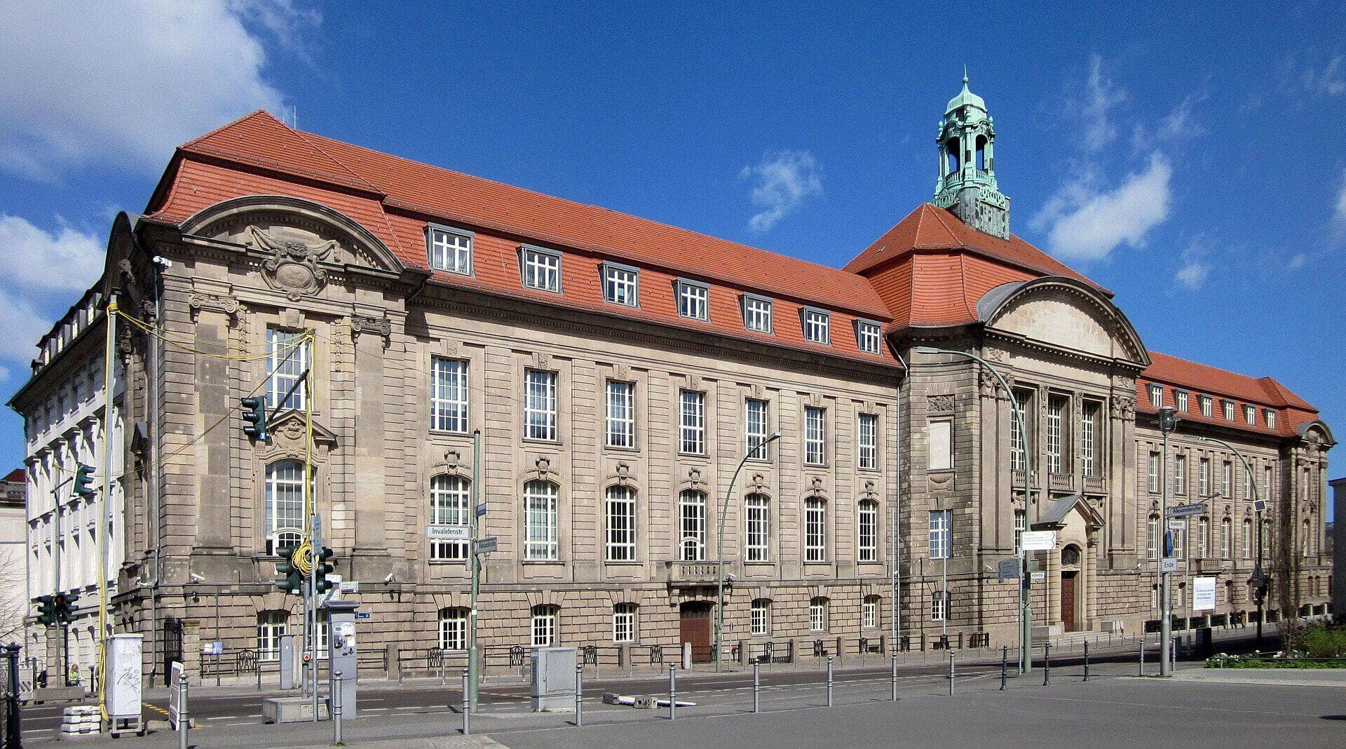 Hauptgebäude des Bundesministeriums für Wirtschaft und Energie (ehemalige Kaiser-Wilhelm-Akademie) an der Invalidenstraße 47–48 in Berlin-Mitte, Außenansicht bei blauem Himmel.