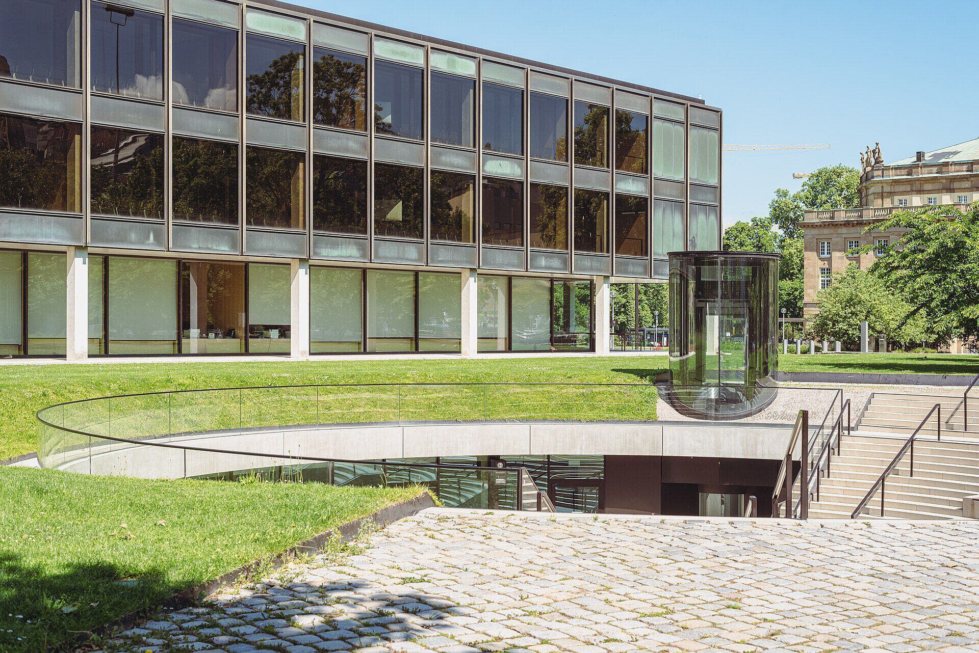 Landtagsgebäude des Landtags von Baden-Württemberg am Schlossgarten in Stuttgart, Außenansicht bei Tageslicht