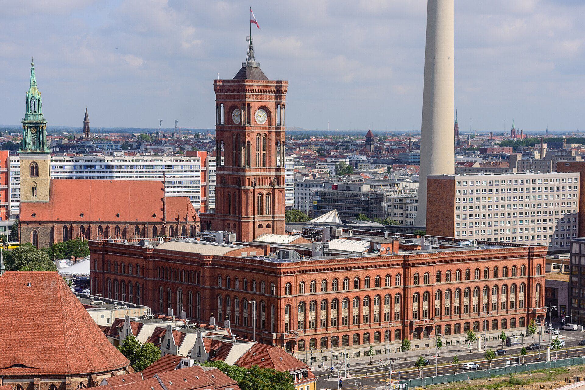 Rotes Rathaus, Sitz des Regierenden Bürgermeisters und des Senats von Berlin, von oben gesehen mit Marienkirche und Fernsehturm