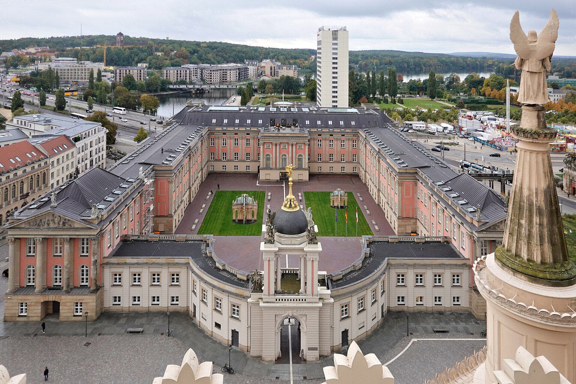 Landtag Brandenburg im wiederaufgebauten Potsdamer Stadtschloss mit Fortunaportal, Blick von der Kuppel der Nikolaikirche