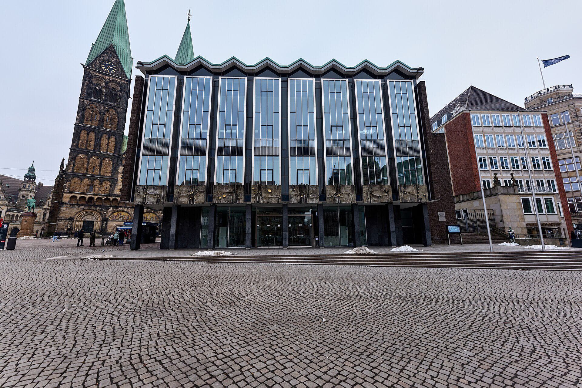 Das Haus der Bürgerschaft, Sitz des Bremer Landesparlaments, am Marktplatz mit dem St.-Petri-Dom im Hintergrund.