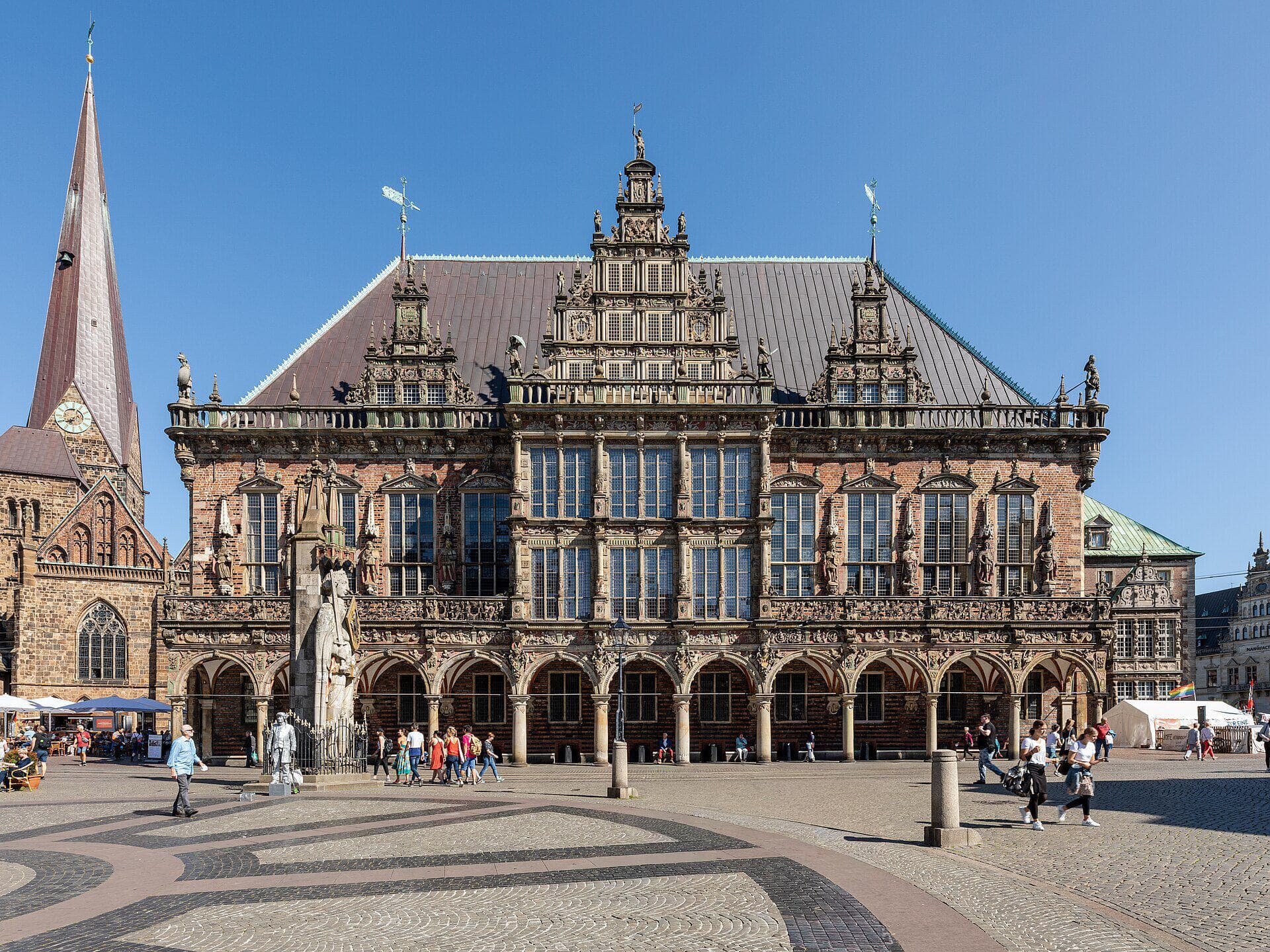 Bremer Rathaus am Marktplatz (Sitz des Senats), mit dem Roland im Vordergrund und der Liebfrauenkirche links