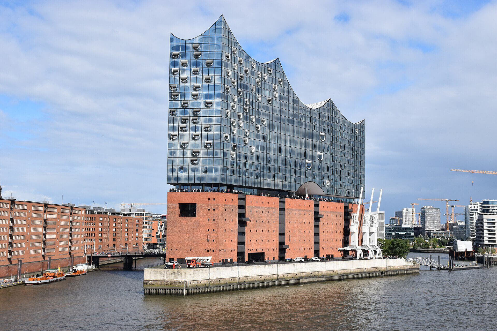 Die Elbphilharmonie auf dem Kaispeicher A in der HafenCity, von der Elbe aus gesehen bei Tageslicht.
