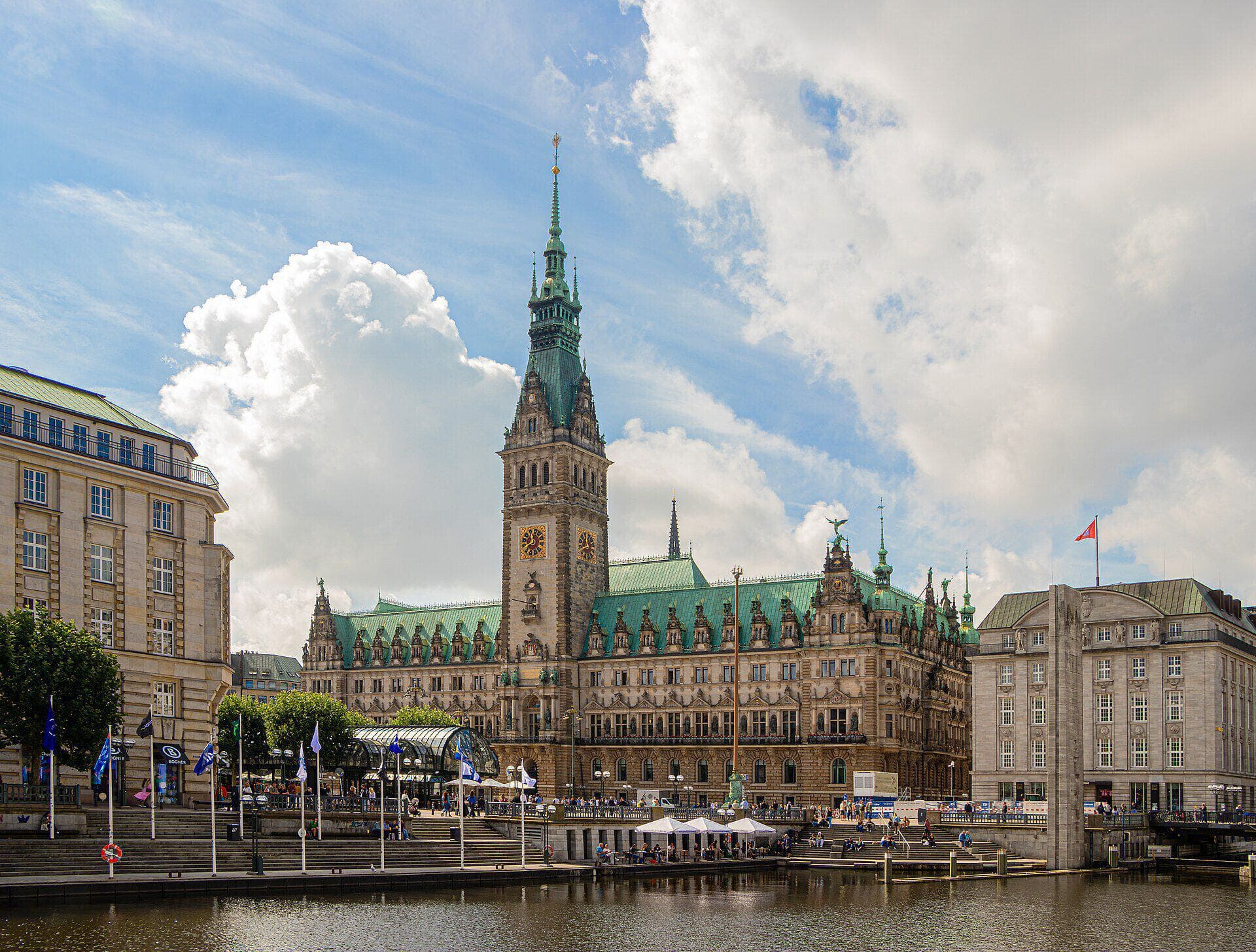 Hamburger Rathaus, Sitz von Senat und Bürgerschaft, von der Kleinen Alster aus gesehen