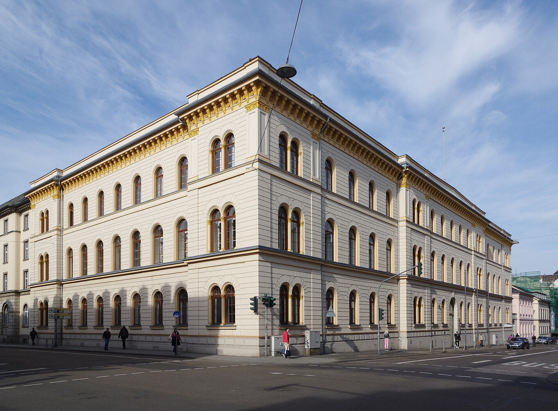 Das historische Ministerialgebäude an der Ecke Luisenstraße und Bahnhofstraße in Wiesbaden.