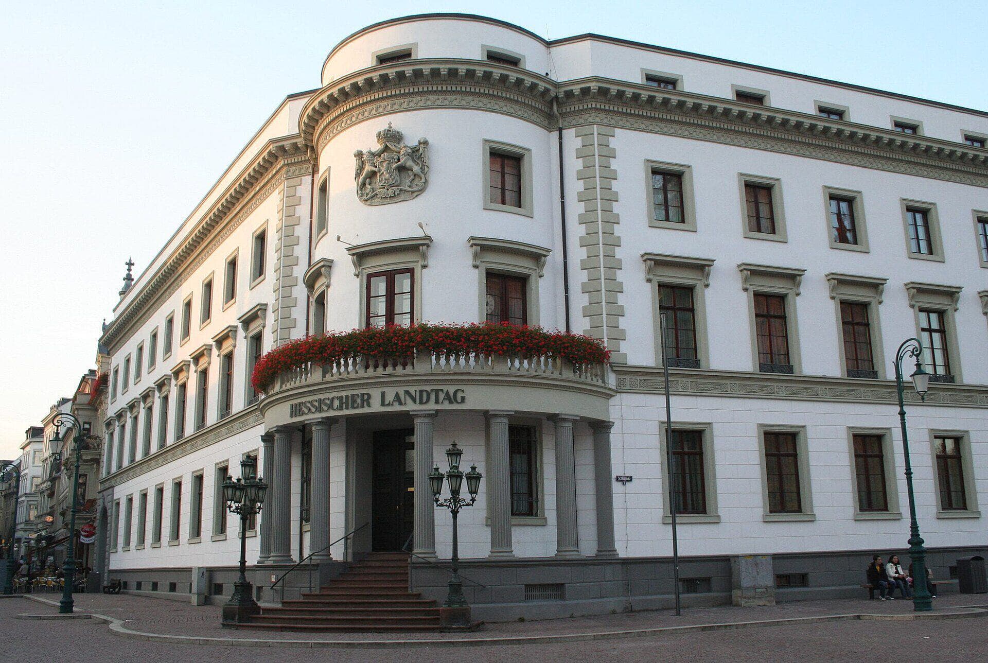 Hessischer Landtag im Stadtschloss Wiesbaden am Schlossplatz, Eckansicht mit Rundbau und Schriftzug