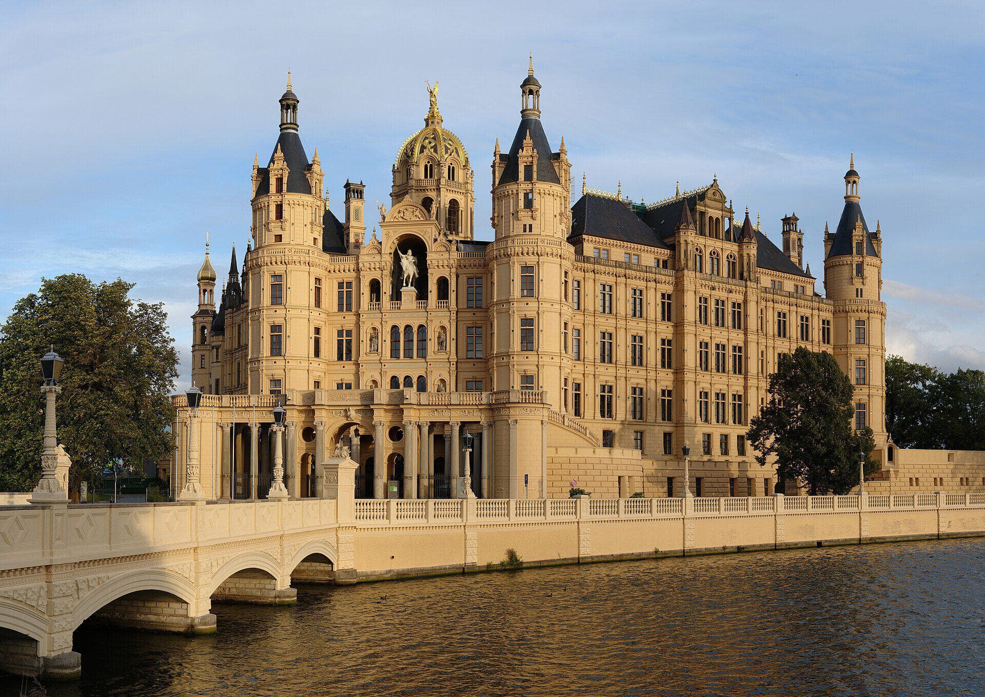 Schweriner Schloss, Sitz des Landtags Mecklenburg-Vorpommern, mit Schlossbrücke im Abendlicht, Schwerin