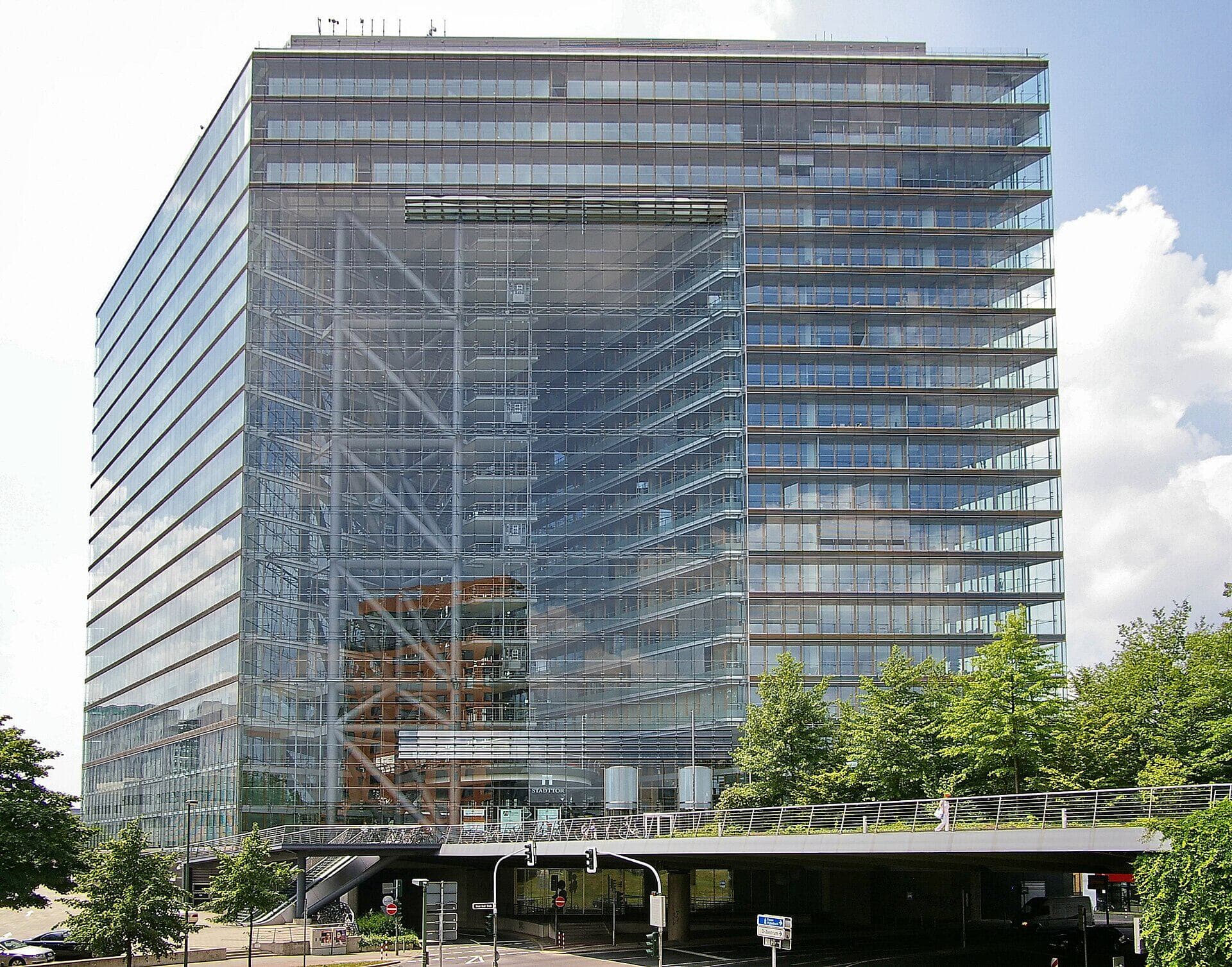 Das gläserne Stadttor in Düsseldorf, Sitz der Staatskanzlei Nordrhein-Westfalen, bei Tageslicht von Norden gesehen.