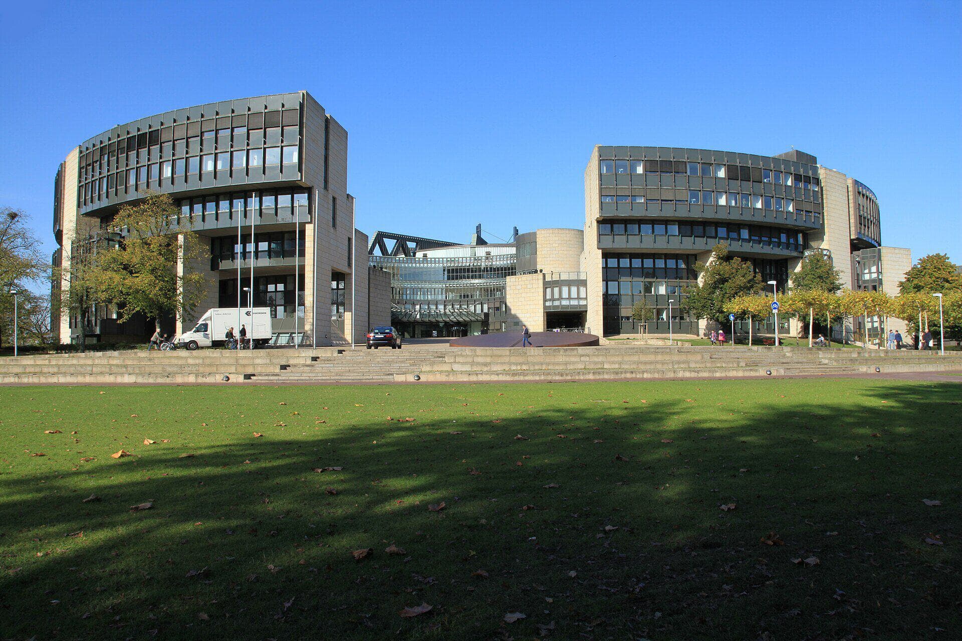 Landtag Nordrhein-Westfalen am Platz des Landtags in Düsseldorf bei Sonnenschein