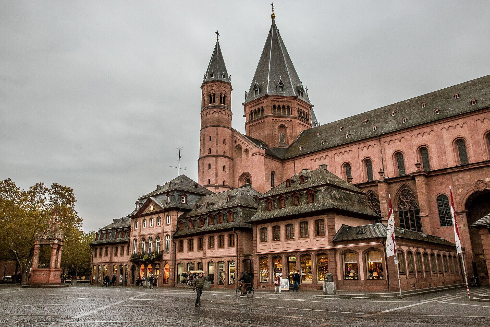 Der Mainzer Dom St. Martin mit seinen Türmen und den Domhäusern, gesehen vom Marktplatz mit dem Marktbrunnen.