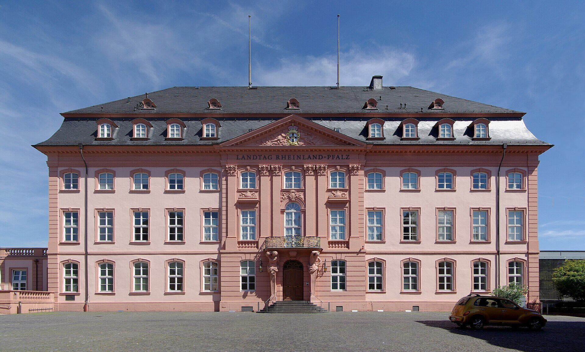 Landtag Rheinland-Pfalz im Deutschhaus, Mainz (Hauptfassade mit Schriftzug)