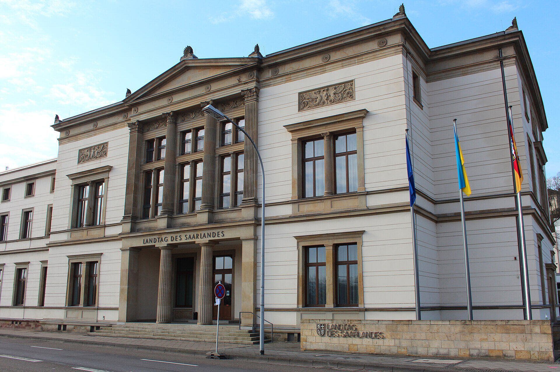 Landtag des Saarlandes an der Franz-Josef-Röder-Straße in Saarbrücken, Hauptfassade mit Portikus und Flaggen