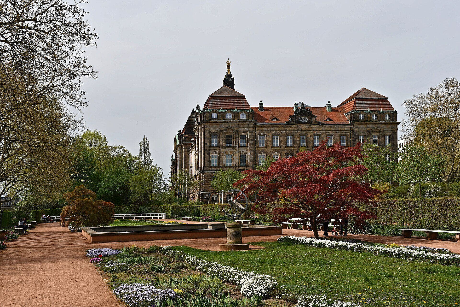 Sächsische Staatskanzlei in Dresden, vom Staudengarten aus gesehen