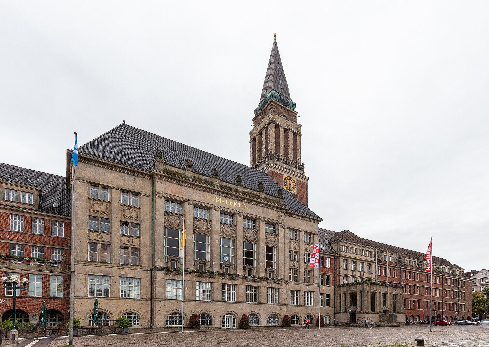 Das Kieler Rathaus mit seinem 106 Meter hohen Rathausturm am Rathausplatz der Landeshauptstadt.