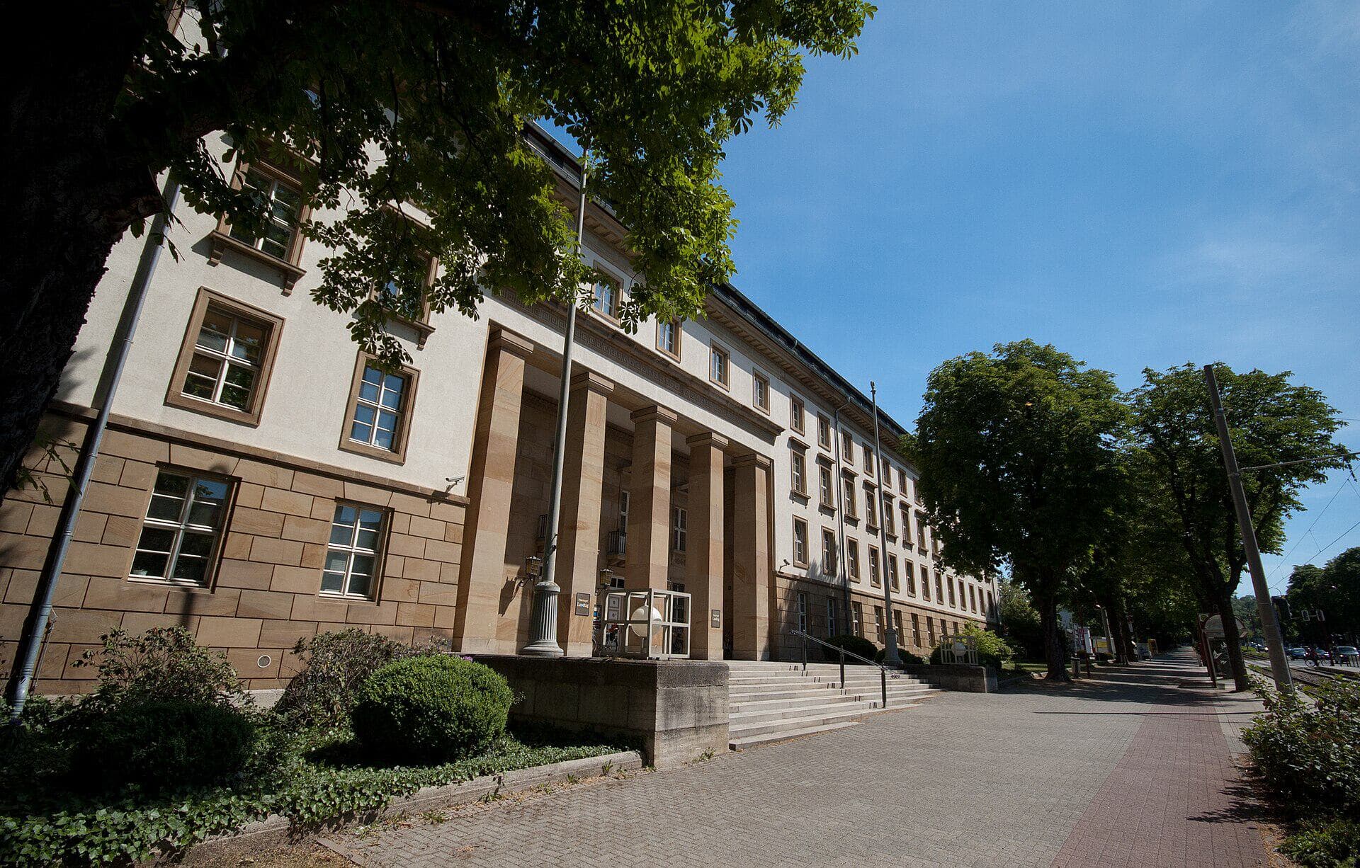 Gebäude des Thüringer Landtags in Erfurt mit Säulenportal